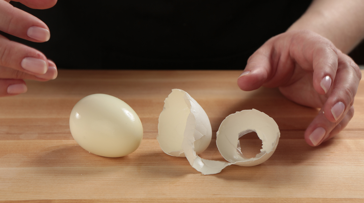https://www.eggs.ca/assets/Eggs101/peeling.jpg